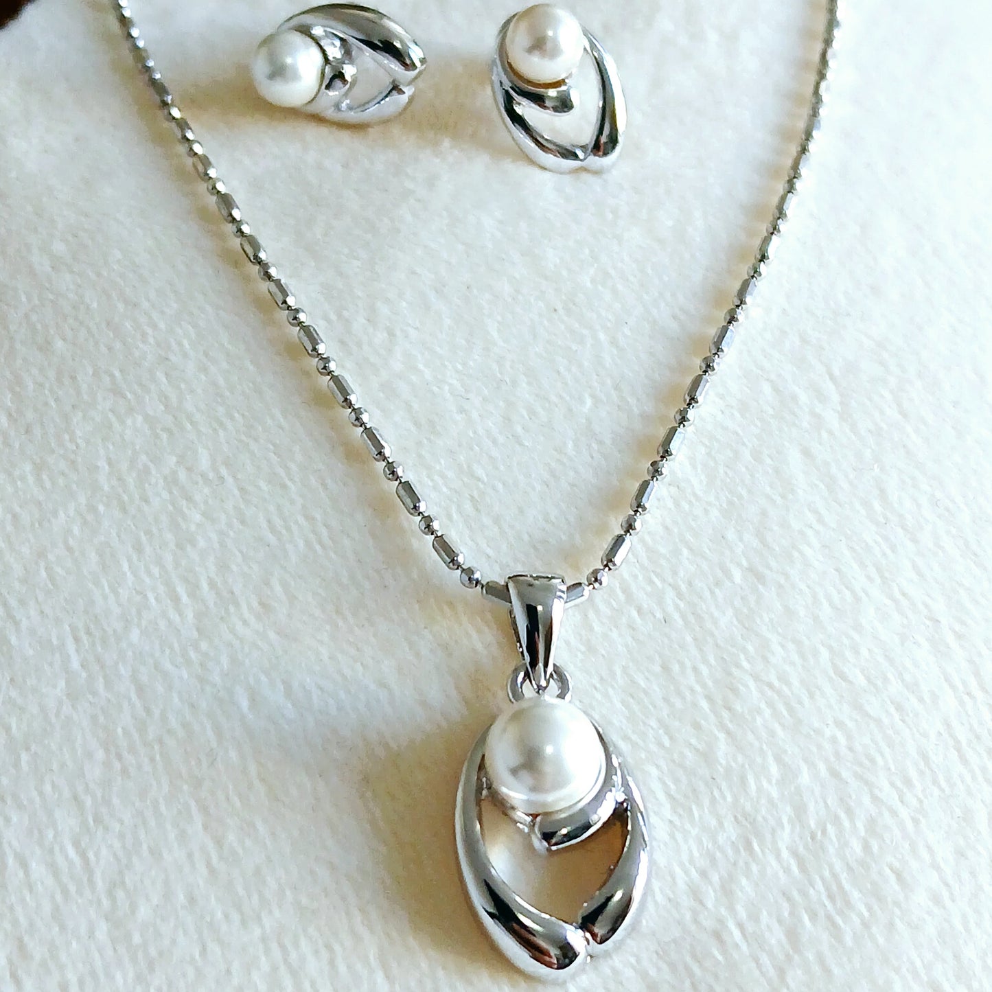 Shimmering pearls with 925 sterling silver