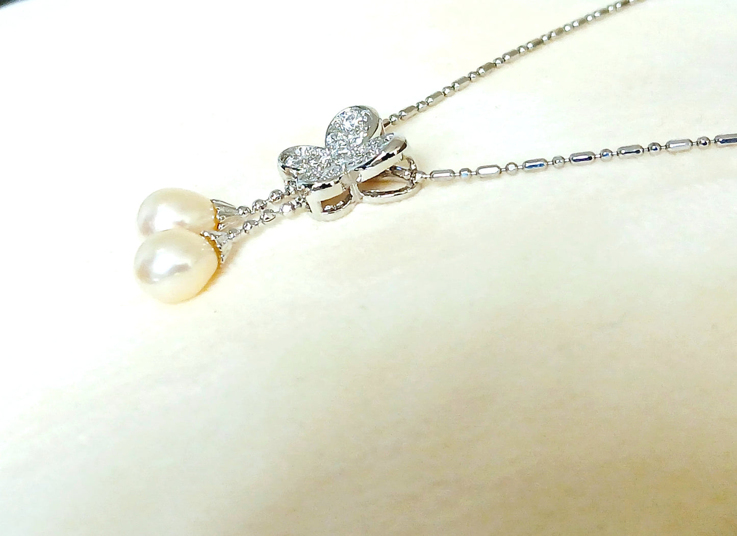 Dangling pearls and Cubic zirconia in 925 precious silver. Floral earrings and pendant set