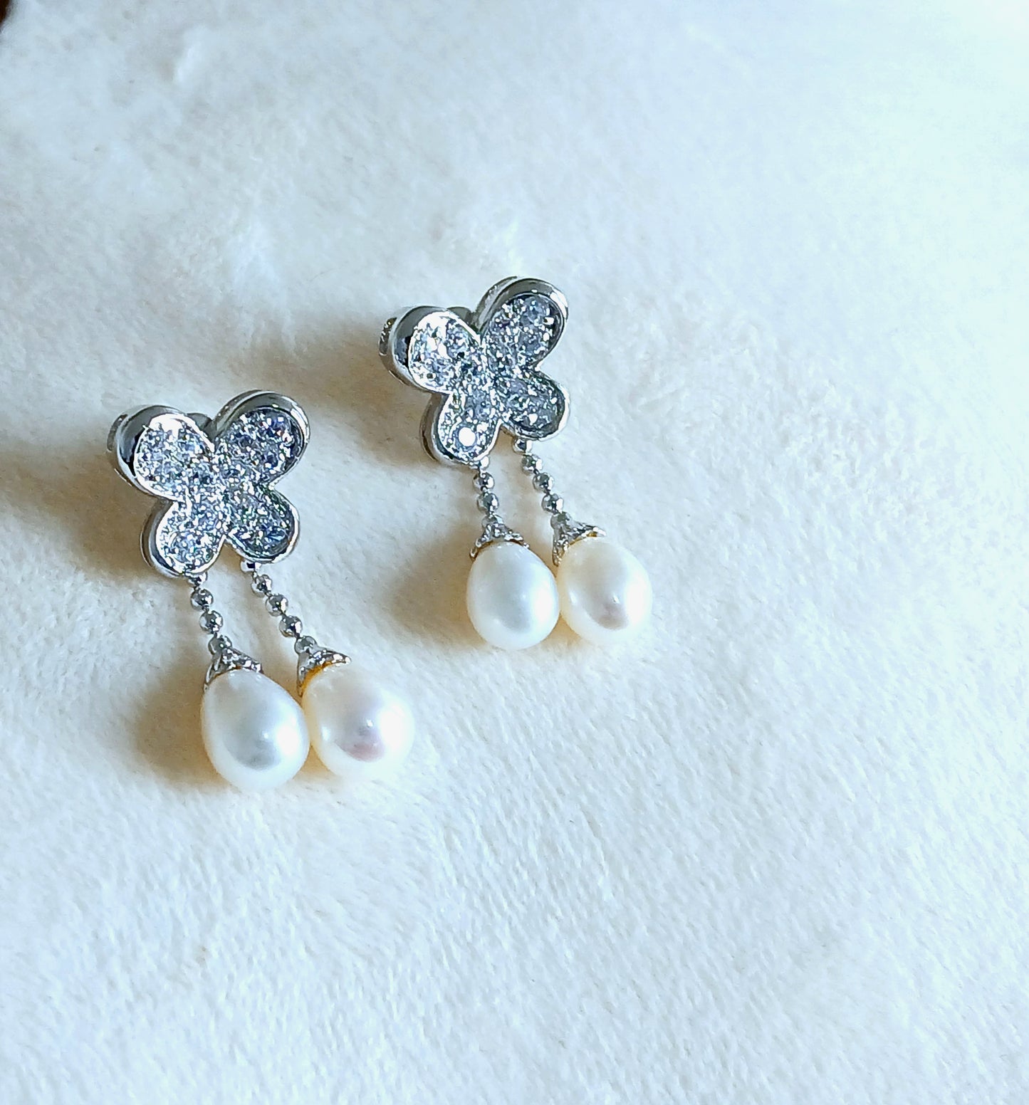 Dangling pearls and Cubic zirconia in 925 precious silver. Floral earrings and pendant set