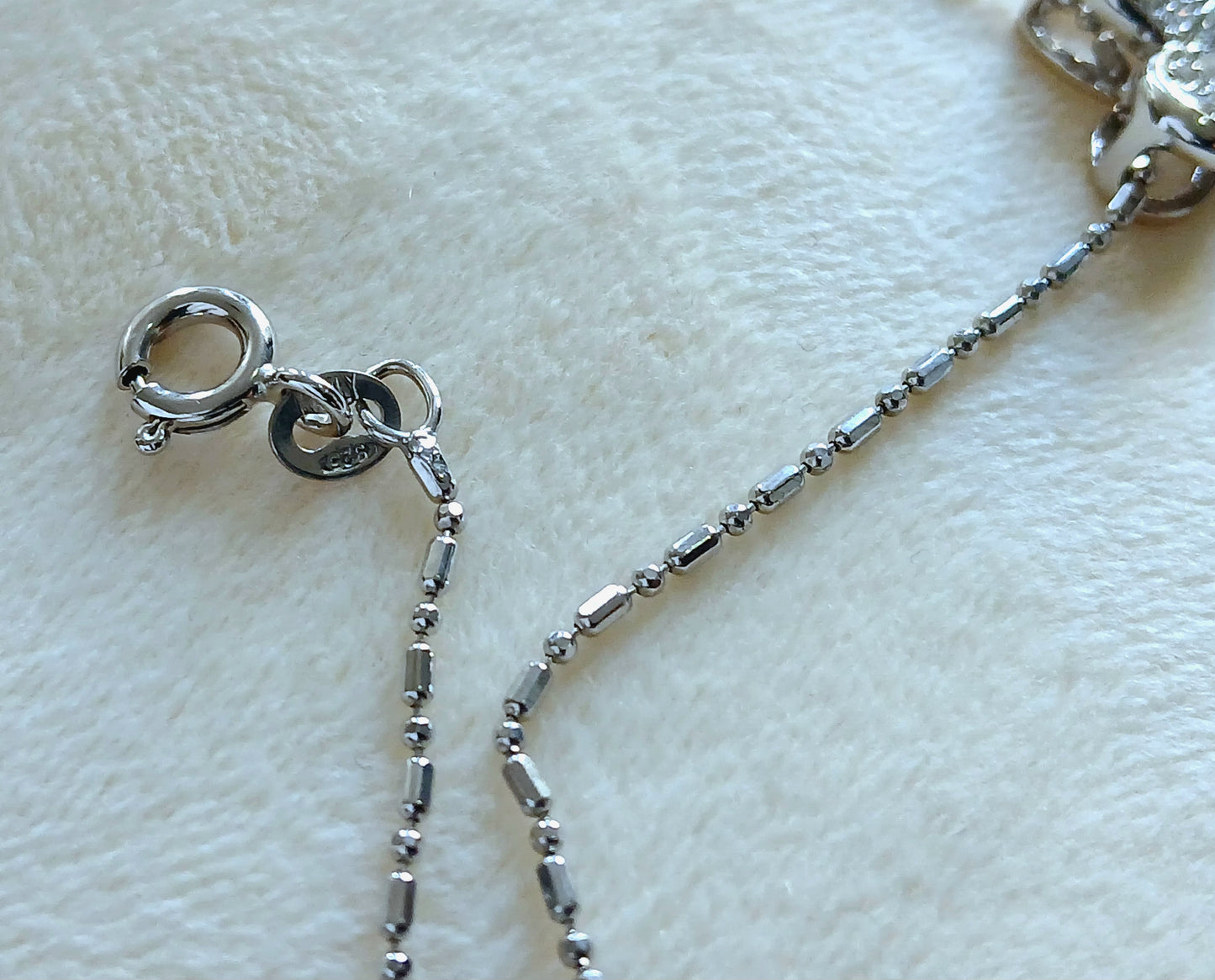 Dangling pearls and Cubic zirconia in 925 precious silver. Floral earrings and pendant set