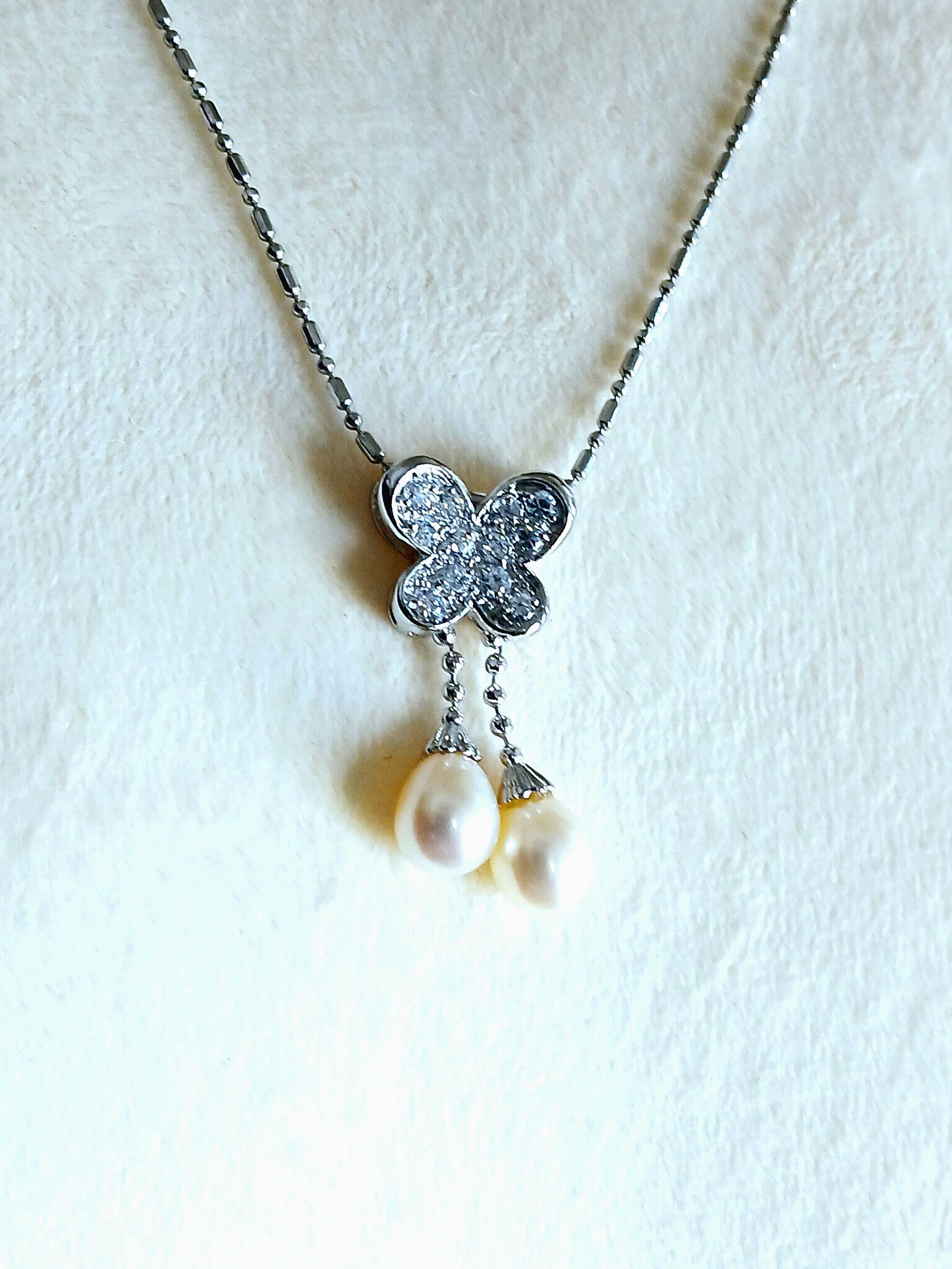 Dangling pearls and Cubic zirconia in 925 precious silver. Floral earrings and pendant set