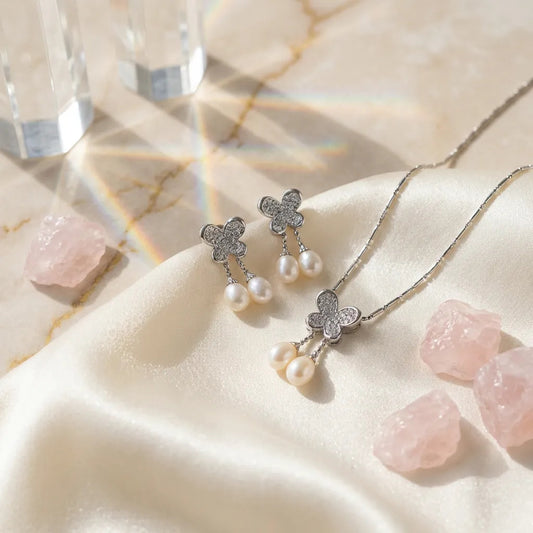 Dangling pearls and Cubic zirconia in 925 precious silver. Floral earrings and pendant set