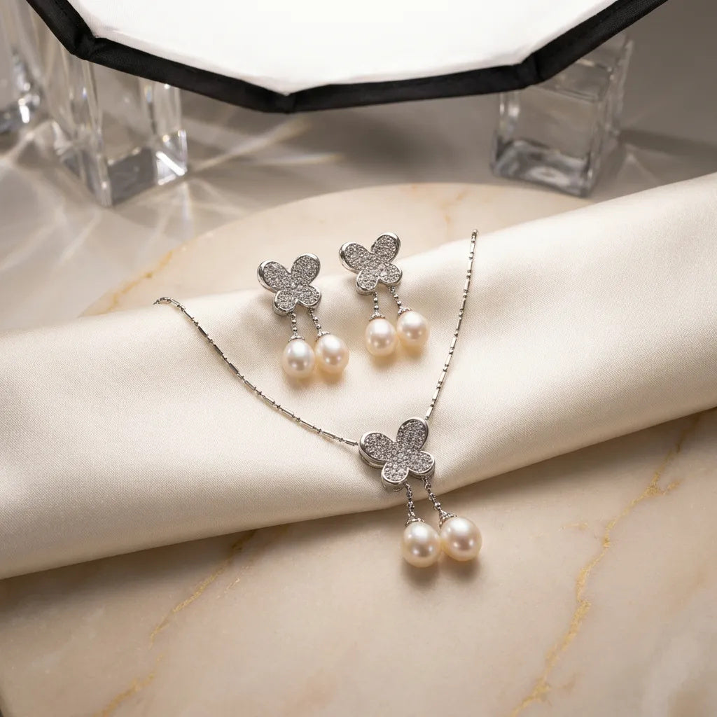 Dangling pearls and Cubic zirconia in 925 precious silver. Floral earrings and pendant set