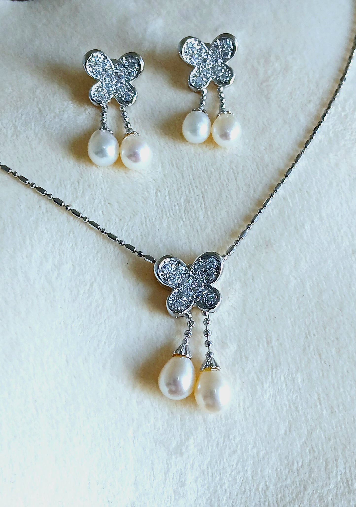 Dangling pearls and Cubic zirconia in 925 precious silver. Floral earrings and pendant set
