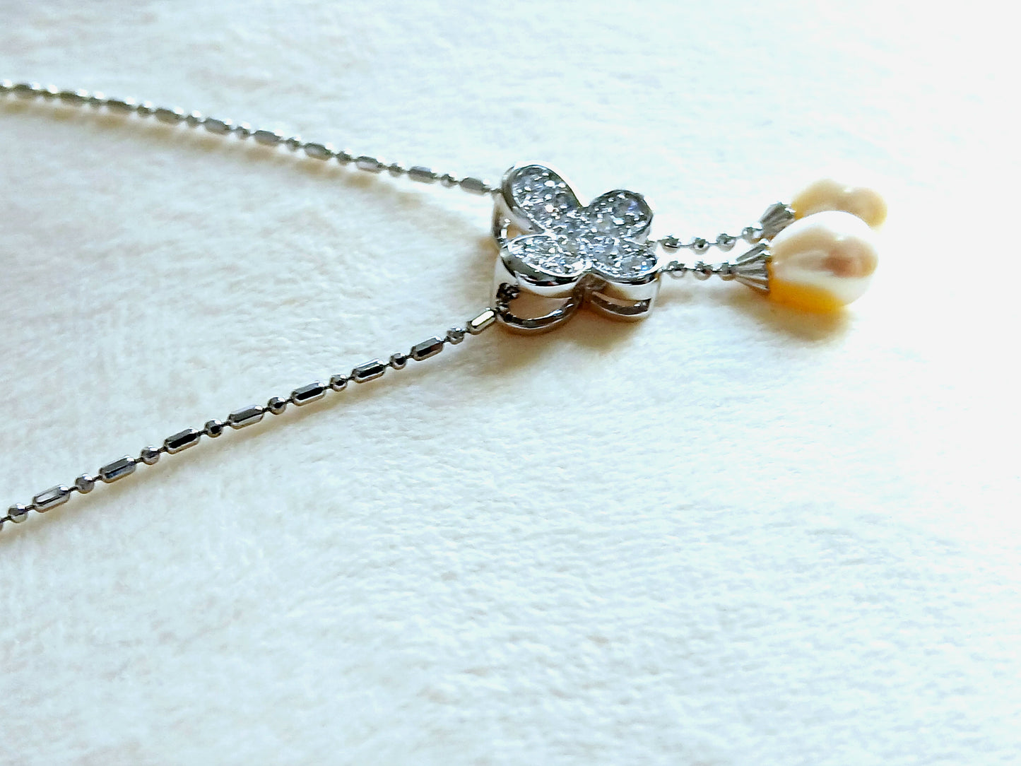 Dangling pearls and Cubic zirconia in 925 precious silver. Floral earrings and pendant set