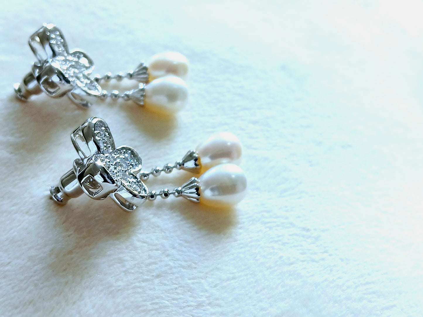 Dangling pearls and Cubic zirconia in 925 precious silver. Floral earrings and pendant set