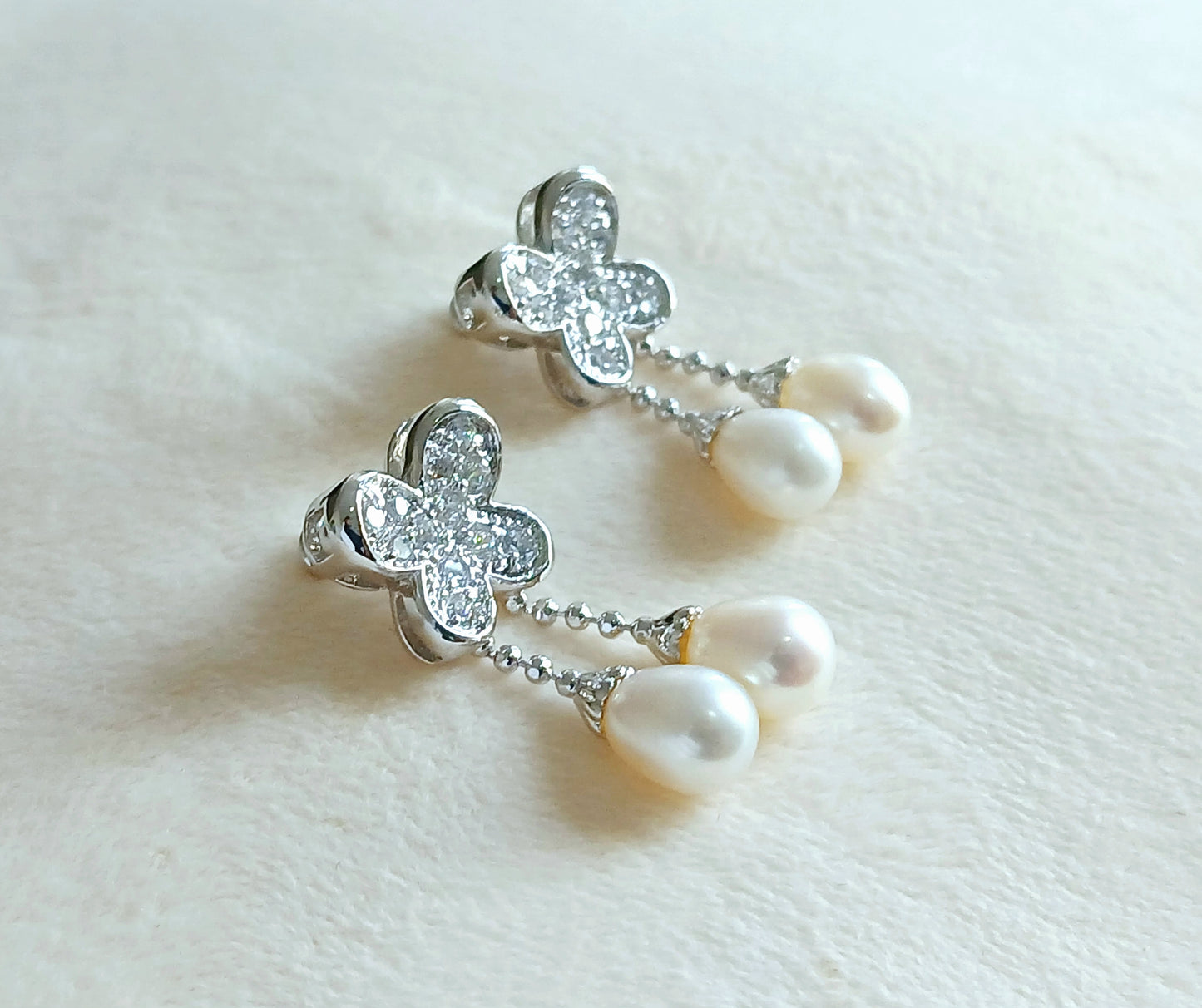 Dangling pearls and Cubic zirconia in 925 precious silver. Floral earrings and pendant set