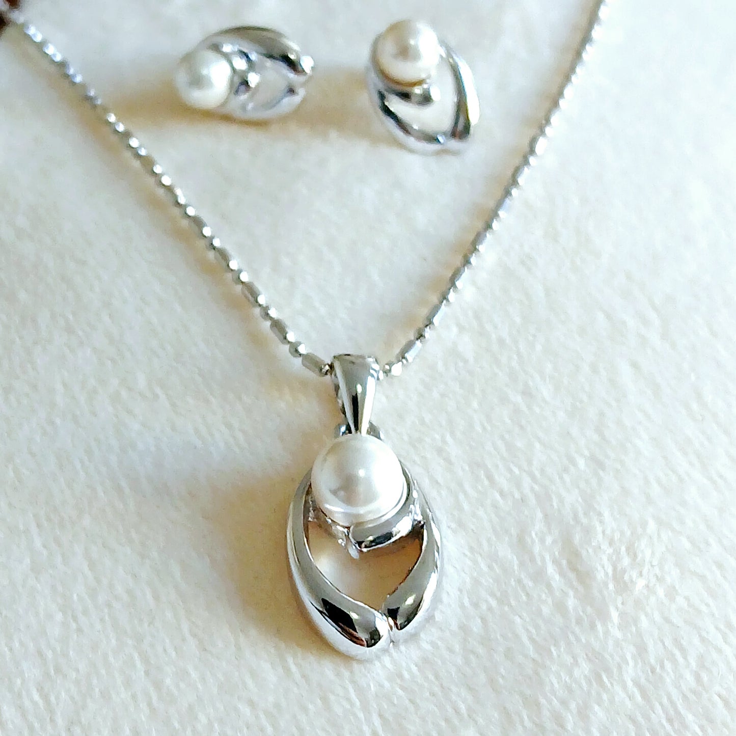 Shimmering pearls with 925 sterling silver