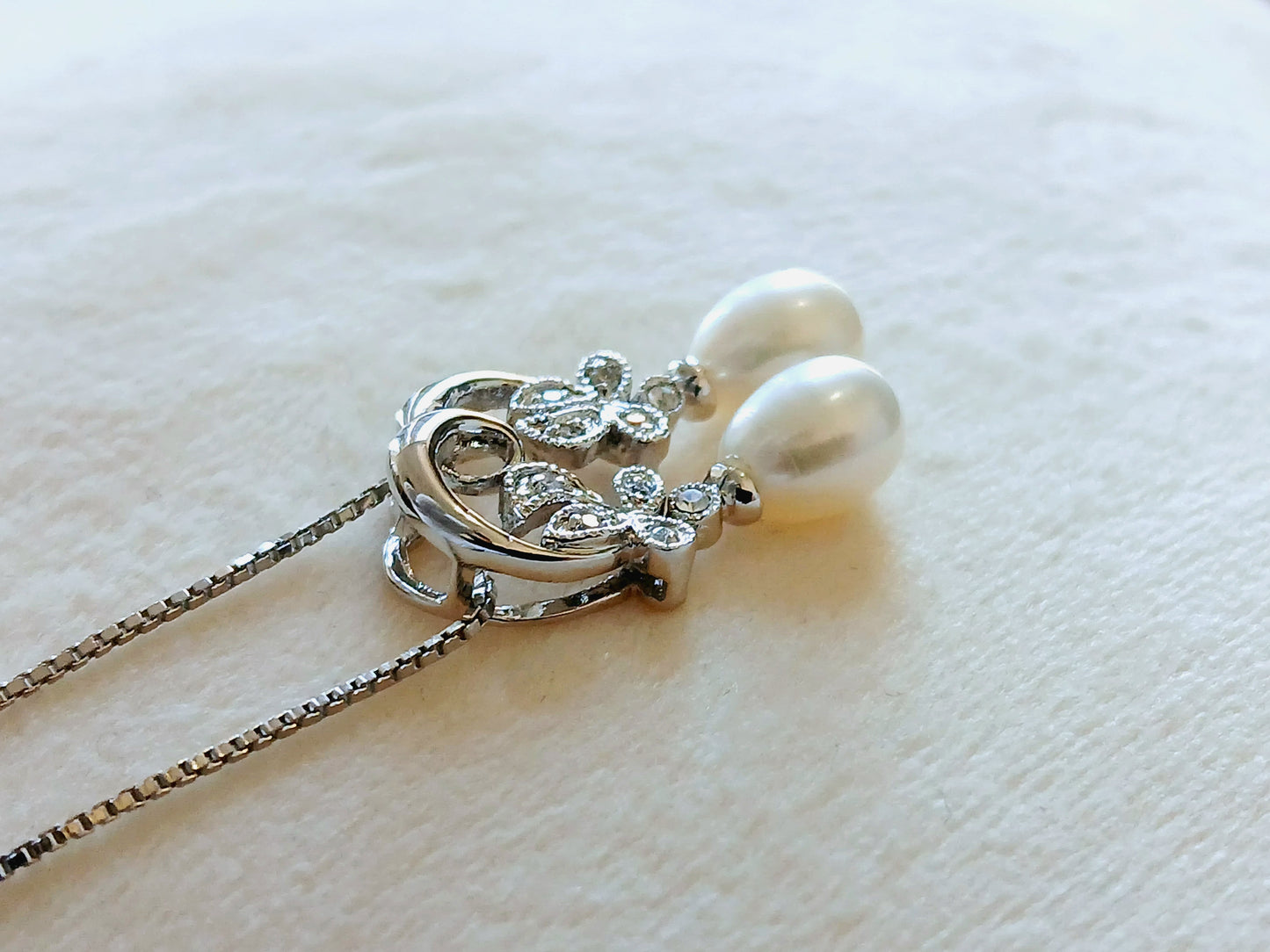 Dangling pearls and CZ with 925 sterling silver. Earrings and pendant set