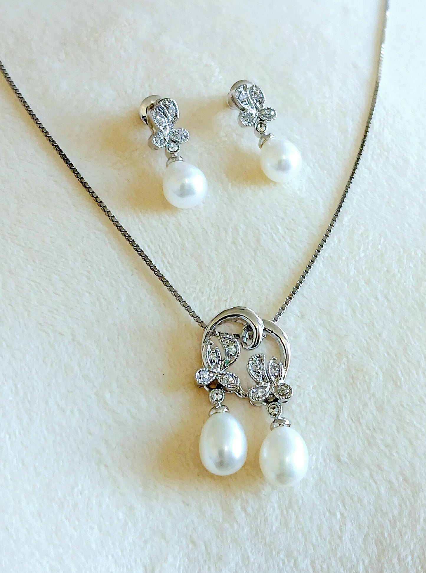 Dangling pearls and CZ with 925 sterling silver. Earrings and pendant set