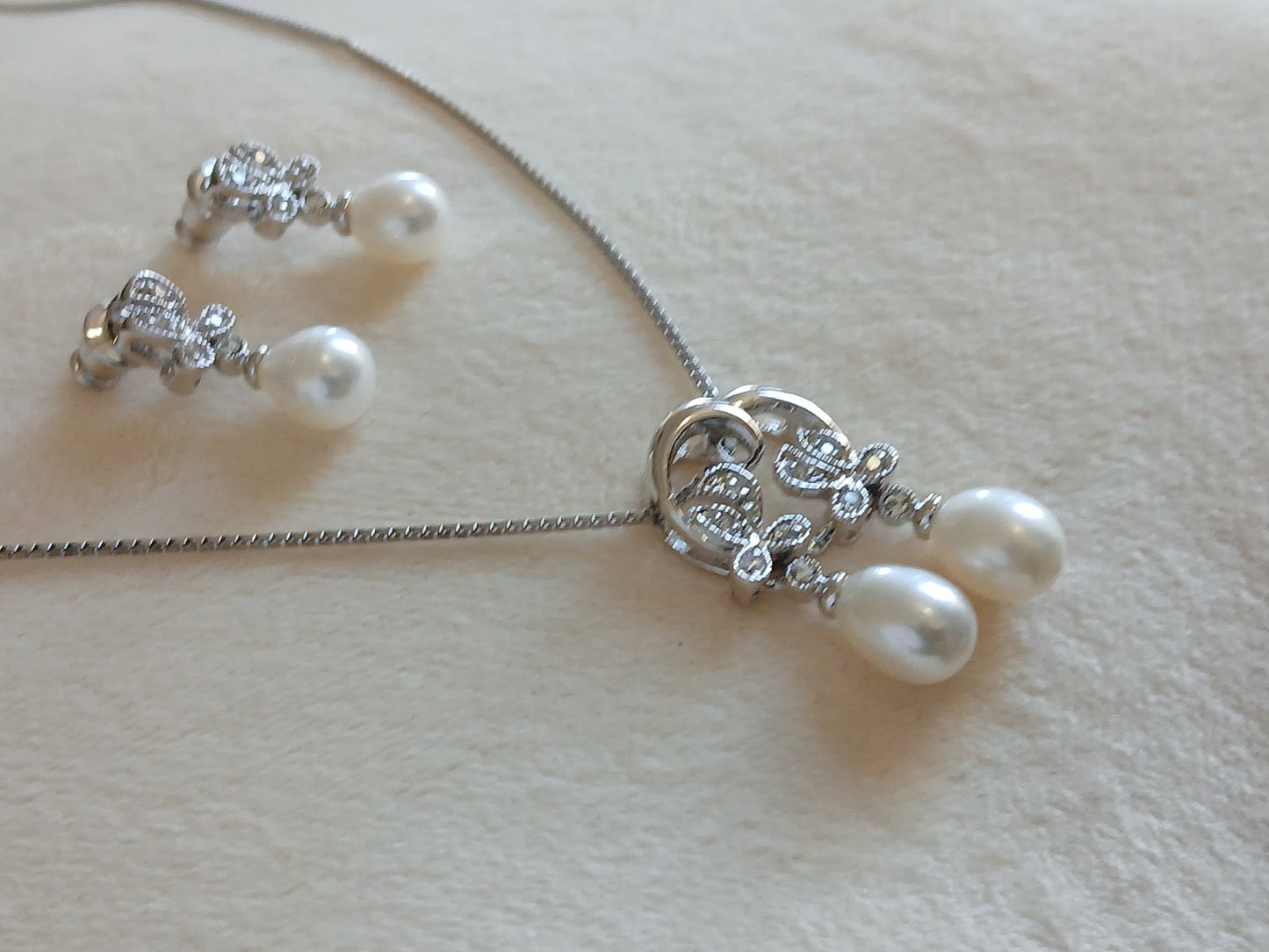 Dangling pearls and CZ with 925 sterling silver. Earrings and pendant set
