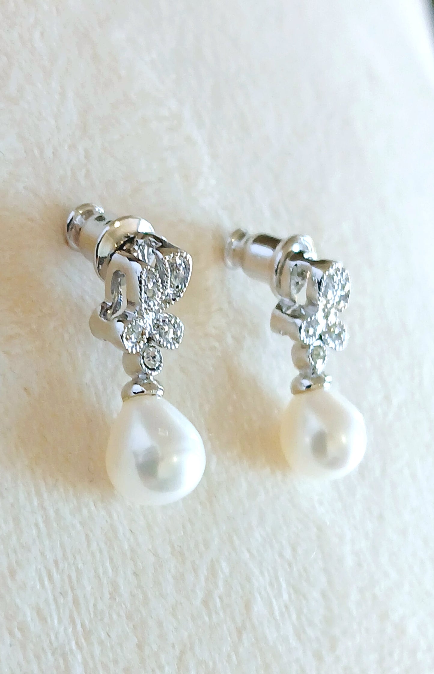 Dangling pearls and CZ with 925 sterling silver. Earrings and pendant set