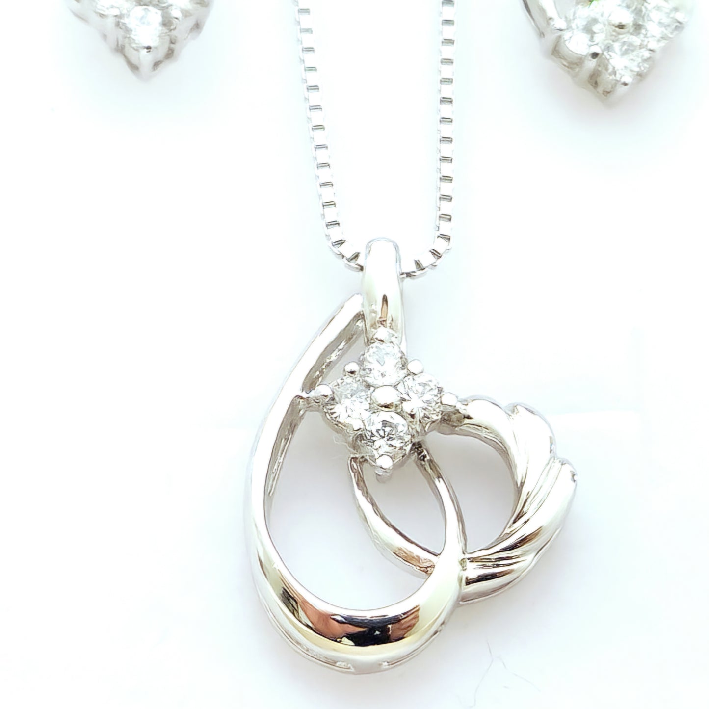 Minimalist pear pendant set in 925 sterling silver