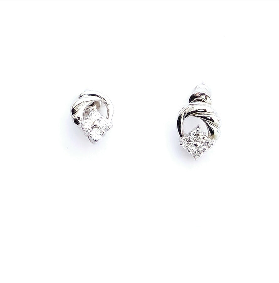 Minimalist pear pendant set in 925 sterling silver