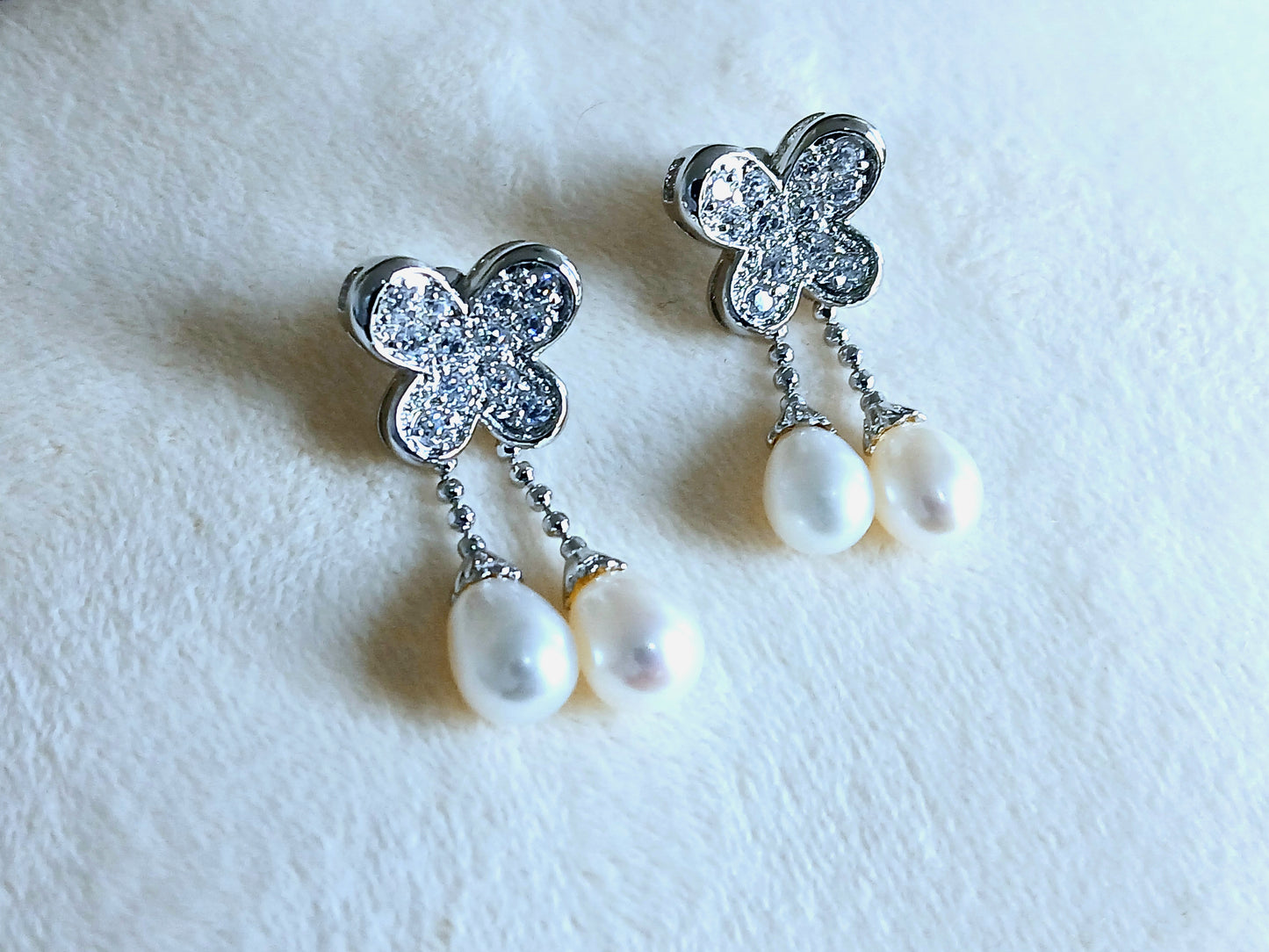 Dangling pearls and Cubic zirconia in 925 precious silver. Floral earrings and pendant set
