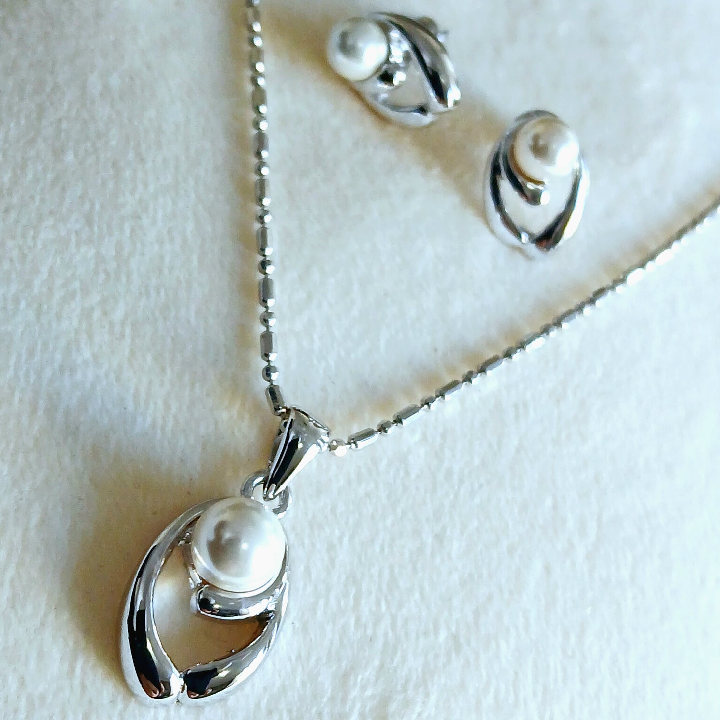 Shimmering pearls with 925 sterling silver