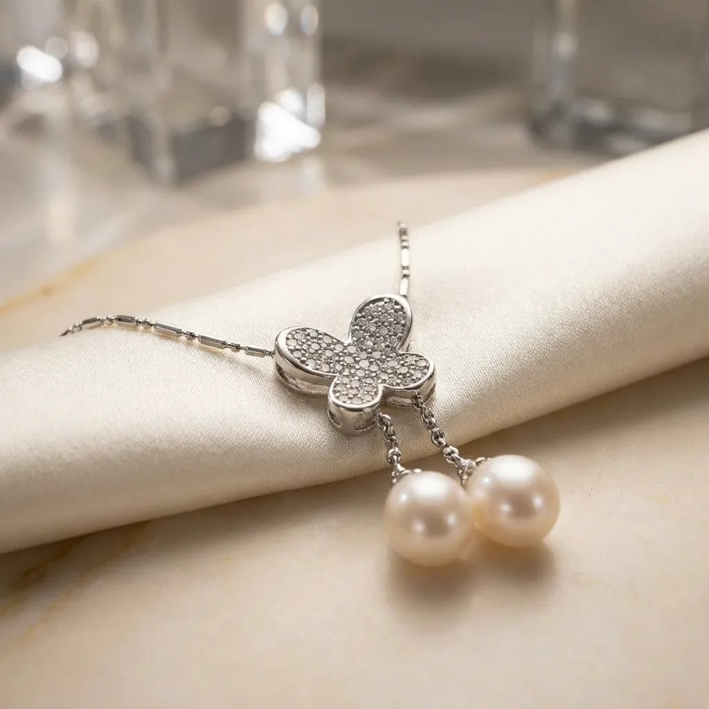 Dangling pearls and Cubic zirconia in 925 precious silver. Floral earrings and pendant set